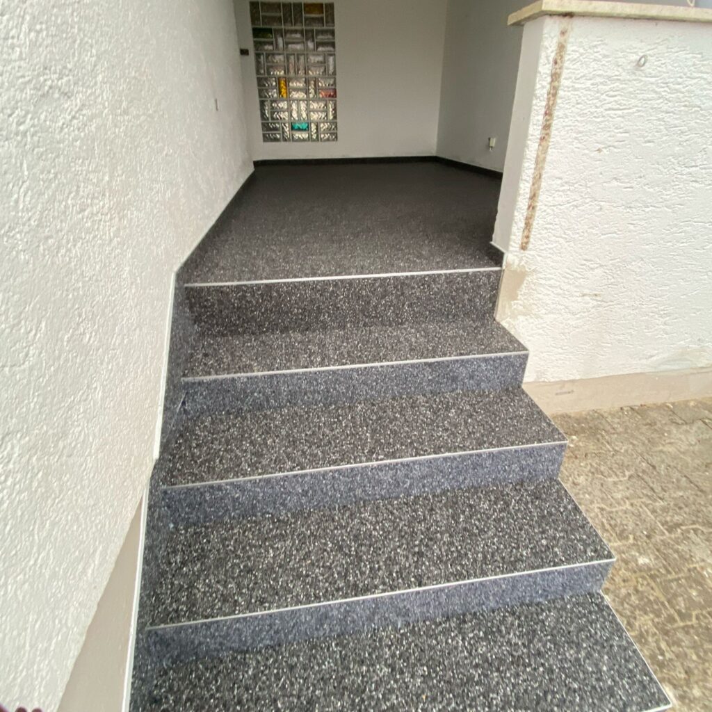 Hauseingangstreppe mit Steinteppich Belag