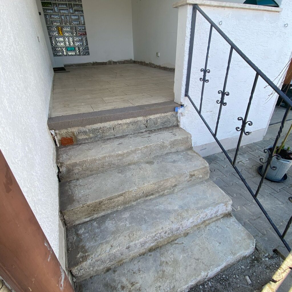 Hauseingangstreppe ohne Steinteppich Belag