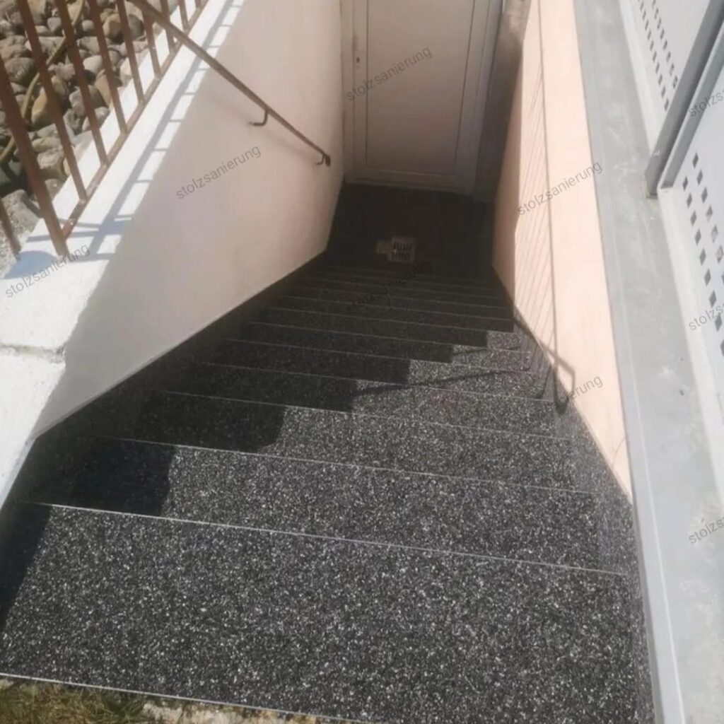 Kellertreppe im Außenbereich mit Steinteppich