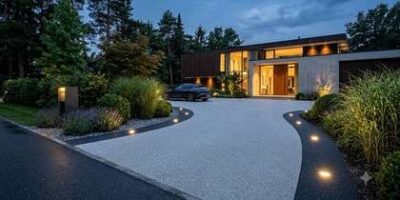 Steinteppich Einfahrt – Referenzobjekt Höchstädt Fugenlose Steinteppich-Einfahrt bei Nacht mit LED-Randbeleuchtung – modernes Wohnhaus mit Porsche in der Einfahrt, Höchstädt an der Donau
